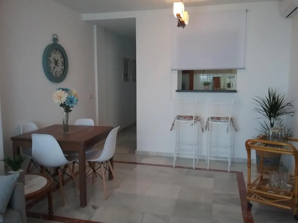 Apartamento en Primera Línea de Playa. Seis plazas. Estepona