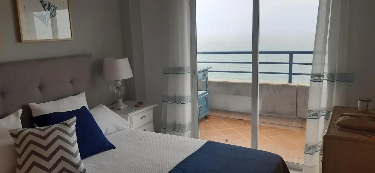 Apartamento en Primera Línea de Playa. Seis plazas. Estepona España