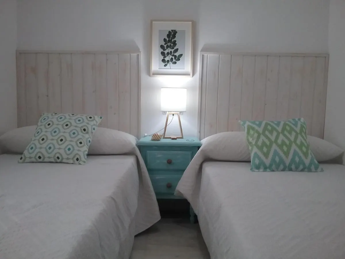 Apartamento en Primera Línea de Playa. Seis plazas. Estepona