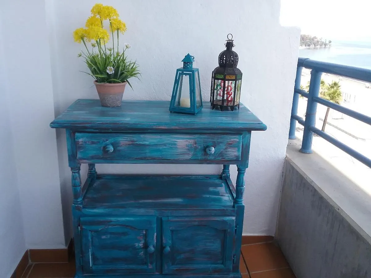 Apartamento en Primera Línea de Playa. Seis plazas. Estepona