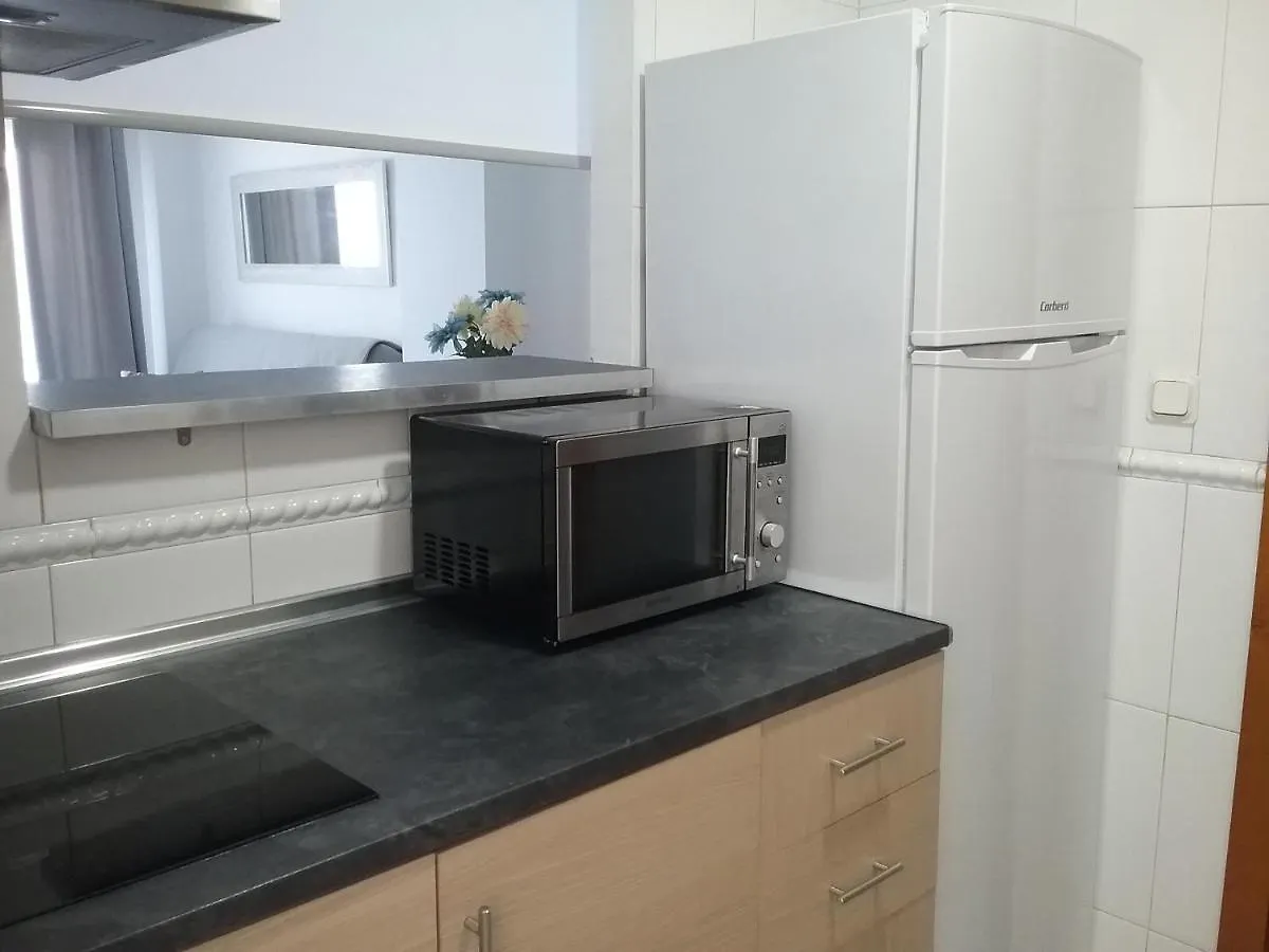 Apartamento en Primera Línea de Playa. Seis plazas. Estepona