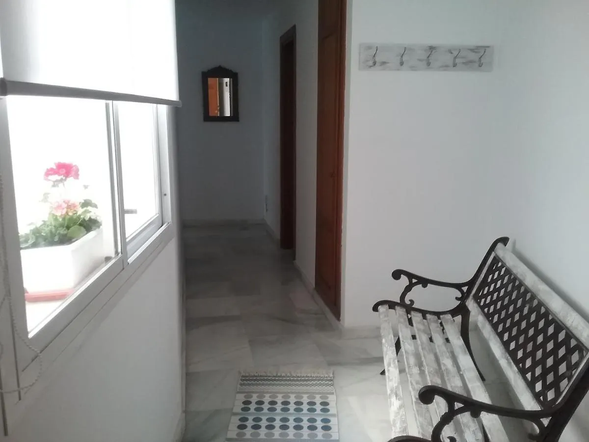 Apartamento en Primera Línea de Playa. Seis plazas. Estepona
